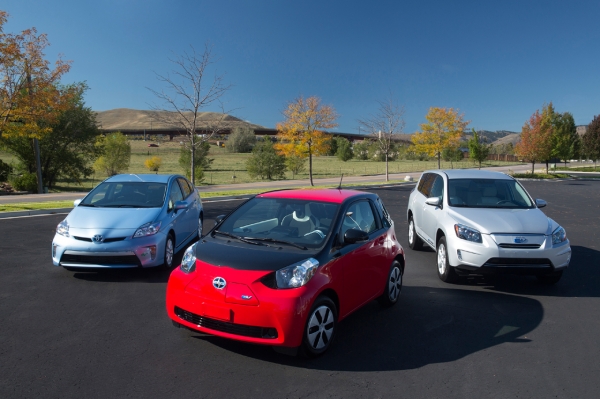 Scion iQ EV obok RAV4 EV i Priusa Plug-In Hybrid