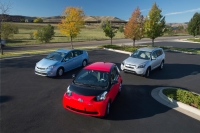Scion iQ EV obok RAV4 EV i Priusa Plug-In Hybrid