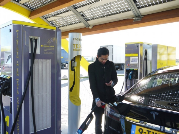 Sieć stacji szybkiego ładowania FastNed z adapterem CHAdeMO dla Tesli