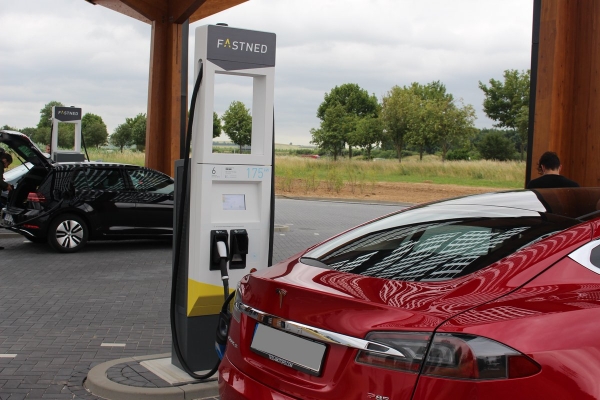 Stacja szybkiego ładowania FastNed (pierwsza w Niemczech)