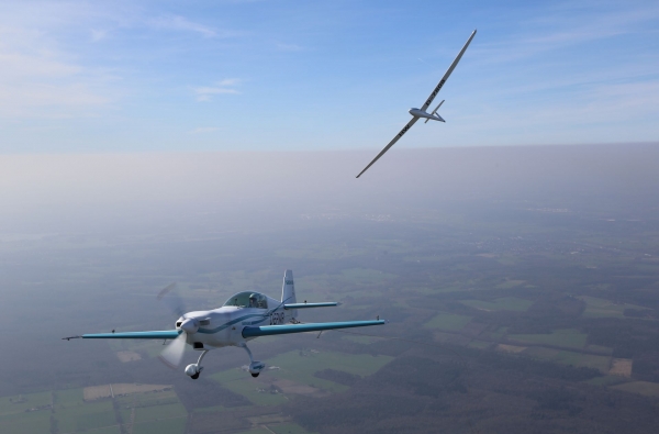 Samolot elektryczny Extra 330LE z silnikiem Siemensa holuje szybowiec