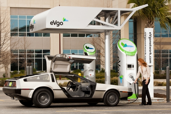 DeLorean DMC-EV na stacji ładowania eVgo w Teksasie