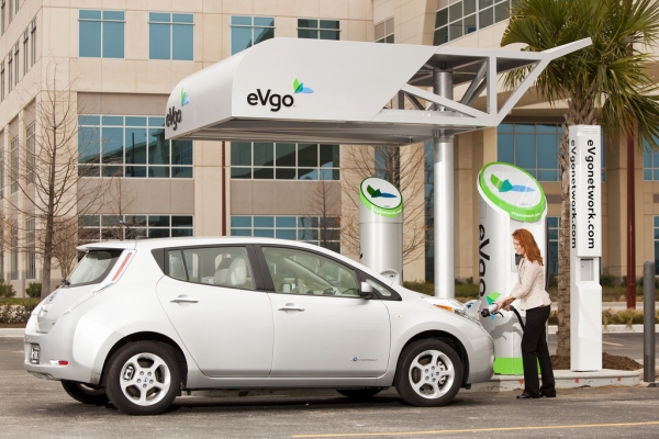 Nissan Leaf na stacji ładowania eVgo w Teksasie