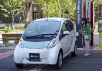 Mitsubishi i-MiEV na stacji szybkiego ładowania