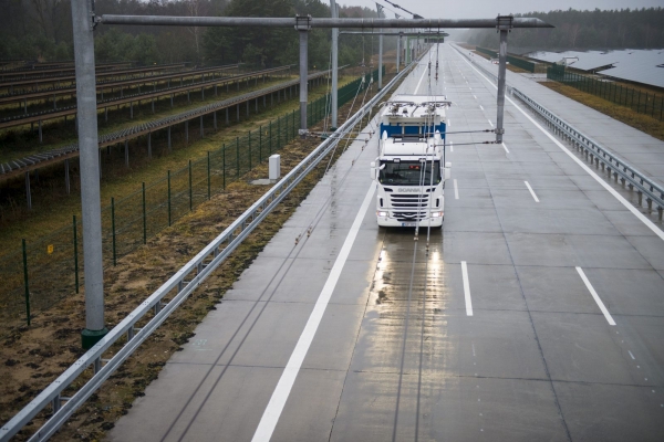 Scania G 360 4x2 z systemem zasilania Siemens eHighway w Gross Döll w Niemczech