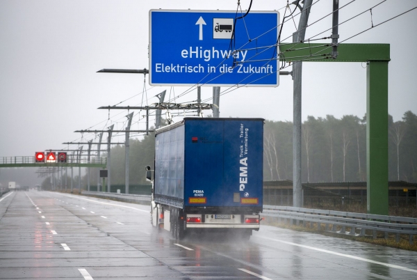 Scania G 360 4x2 z systemem zasilania Siemens eHighway w Gross Döll w Niemczech