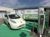 Leaf podłączony do szybkiej ładowarki CHAdeMO firmy Nissan