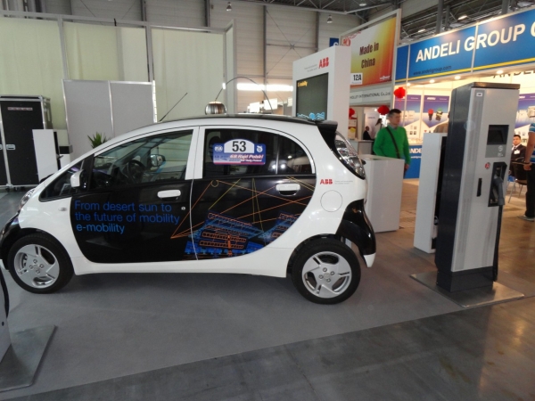 Szybka ładowarka ABB Terra SC obok Mitsubishi i-MiEV