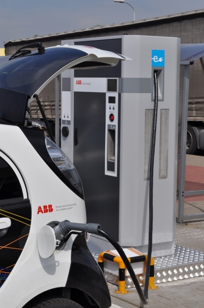 Szybka ładowarka ABB Terra 52 (wersja na 50 kW DC CHAdeMO i 22 kW AC)