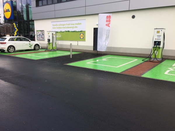 Szybkie ładowarki ABB przed sklepem Lidl w Szwecji