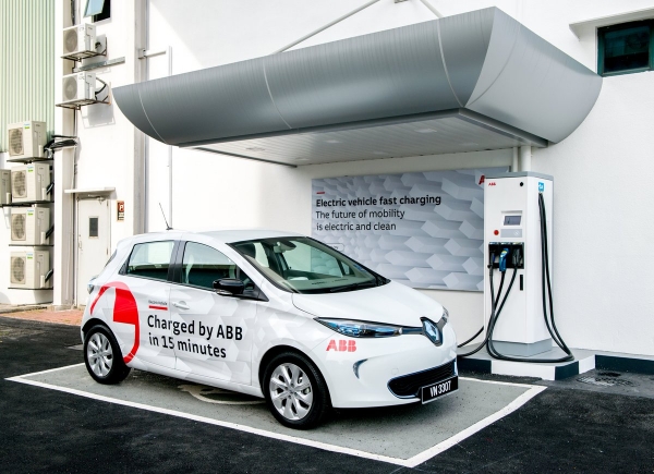Uniwersalna szybka ładowarka ABB (CHAdeMO, CCS Combo 2 oraz Typ 2) i Renault Zoe