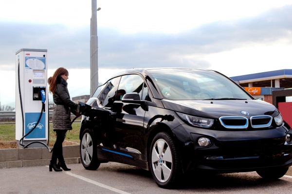 BMW i3 przy szybkiej ładowarce ABB