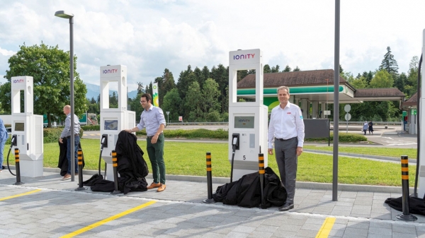 Szybkie ładowarki ABB Terra HP na stacji IONITY
