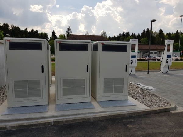 Szybkie ładowarki ABB Terra HP na stacji IONITY
