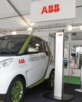Terminal ładowania ABB obok samochodu smart ed