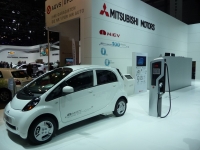 Terminal ładowania ABB obok samochodu Mitsubishi i-MiEV