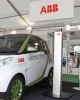 Terminal ładowania ABB obok samochodu smart ed
