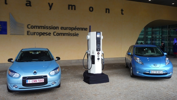 Uniwersalna szybka ładowarka DBT CHAdeMO/Combo 2 wyposażona w port IEC 62196-2 Typ 2