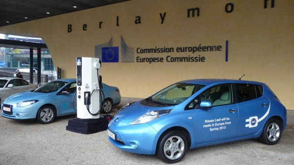 Uniwersalna szybka ładowarka DBT CHAdeMO/Combo 2 wyposażona w port IEC 62196-2 Typ 2