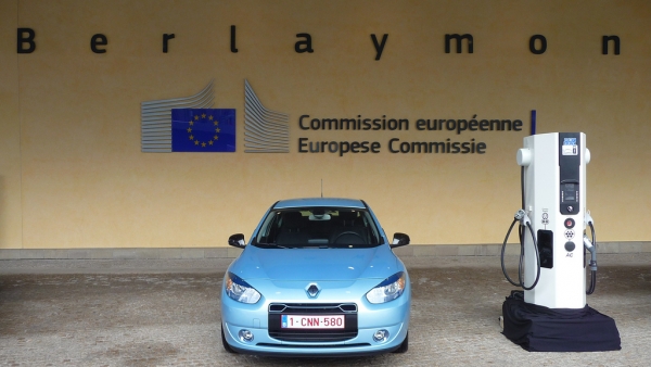 Uniwersalna szybka ładowarka DBT CHAdeMO/Combo 2 wyposażona w port IEC 62196-2 Typ 2
