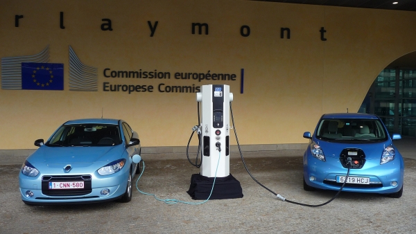 Uniwersalna szybka ładowarka DBT CHAdeMO/Combo 2 wyposażona w port IEC 62196-2 Typ 2