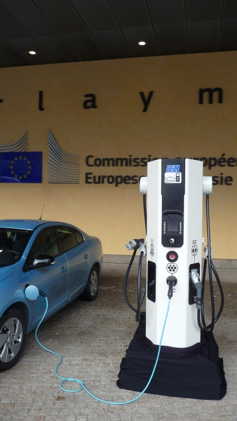 Uniwersalna szybka ładowarka DBT CHAdeMO/Combo 2 wyposażona w port IEC 62196-2 Typ 2