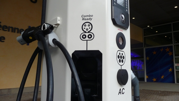 Uniwersalna szybka ładowarka DBT CHAdeMO/Combo 2 wyposażona w port IEC 62196-2 Typ 2