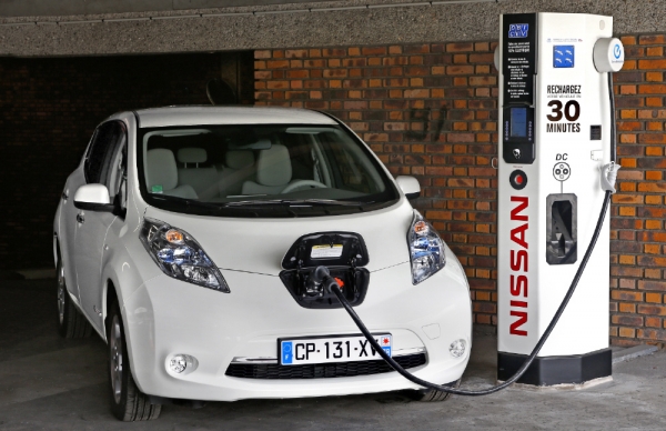 Nissan Leaf podłączony do szybkiej ładowarki CHAdeMO firmy DBT