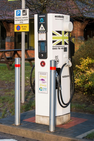 Tysięczna szybka ładowarka w Europie, wyprodukowana przez DBT (wersja z wyjściami DC CHAdeMO i AC Typ 2), działająca w sieci Ecotricity w UK