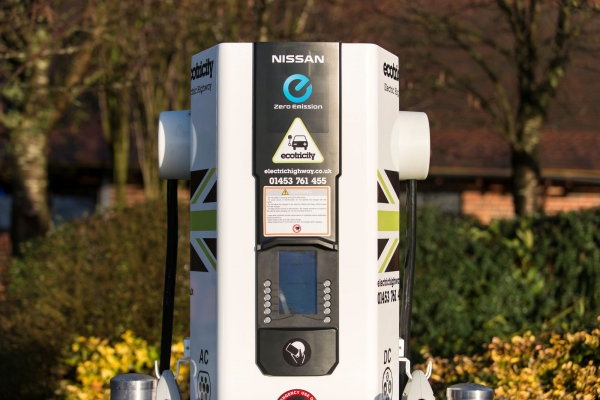 Tysięczna szybka ładowarka w Europie, wyprodukowana przez DBT (wersja z wyjściami DC CHAdeMO i AC Typ 2), działająca w sieci Ecotricity w UK