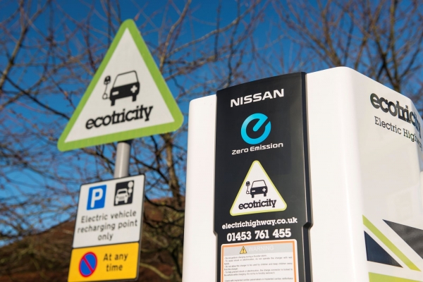 Tysięczna szybka ładowarka w Europie, wyprodukowana przez DBT (wersja z wyjściami DC CHAdeMO i AC Typ 2), działająca w sieci Ecotricity w UK