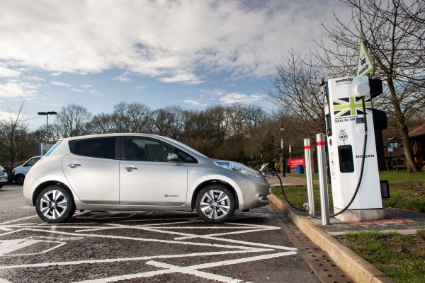 Tysięczna szybka ładowarka w Europie, wyprodukowana przez DBT (wersja z wyjściami DC CHAdeMO i AC Typ 2), działająca w sieci Ecotricity w UK