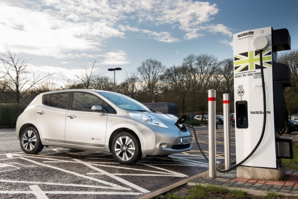 Tysięczna szybka ładowarka w Europie, wyprodukowana przez DBT (wersja z wyjściami DC CHAdeMO i AC Typ 2), działająca w sieci Ecotricity w UK
