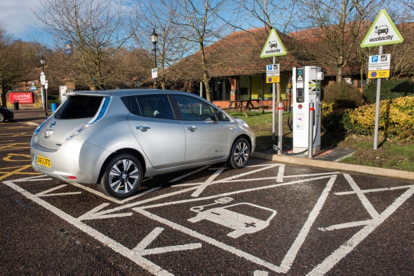 Tysięczna szybka ładowarka w Europie, wyprodukowana przez DBT (wersja z wyjściami DC CHAdeMO i AC Typ 2), działająca w sieci Ecotricity w UK