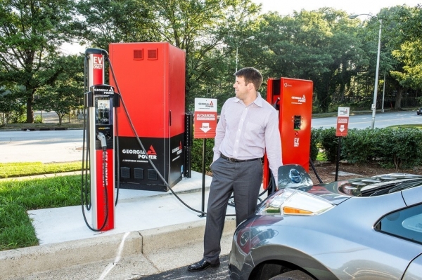 Szybka ładowarka firmy Efacec z wyjściami CHAdeMO i J1772 Combo obok terminalu ChargePoint CT4021