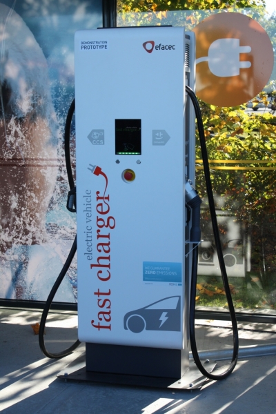 Demonstracyjna szybka ładowarka firmy Efacec z wyjściami CHAdeMO i Combined Charging System