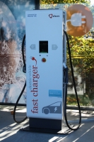 Demonstracyjna szybka ładowarka firmy Efacec z wyjściami CHAdeMO i Combined Charging System (rozszerzenie IEC 62196-2 Typ 2)