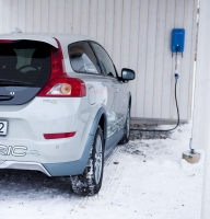 Naścienny terminal ładowania firmy Vattenfall, z którego w projekcie One Tonne Life ładuje się Volvo C30 BEV