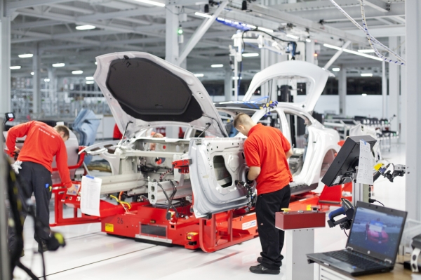 Tesla Factory - montaż końcowy Modelu S