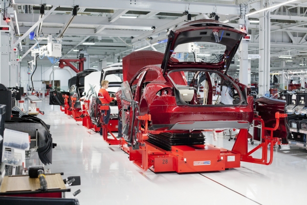 Tesla Factory - montaż końcowy Modelu S