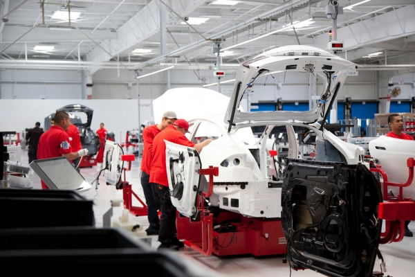 Tesla Factory - montaż końcowy Modelu S