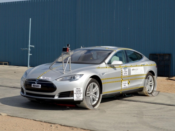 Tesla Model S podczas testu zderzeniowego NHTSA