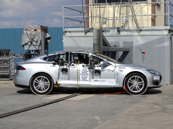 Tesla Model S podczas testu zderzeniowego NHTSA