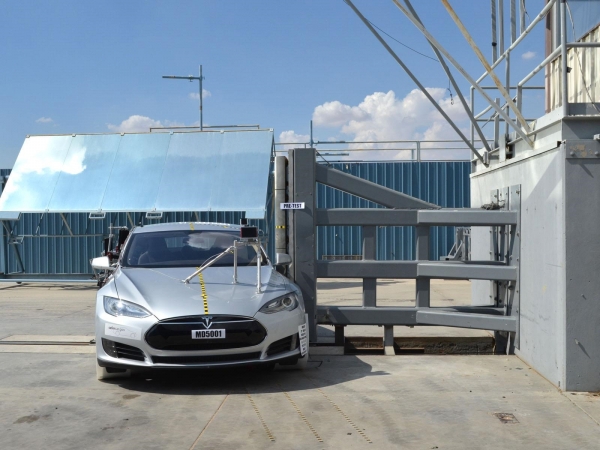 Tesla Model S podczas testu zderzeniowego NHTSA