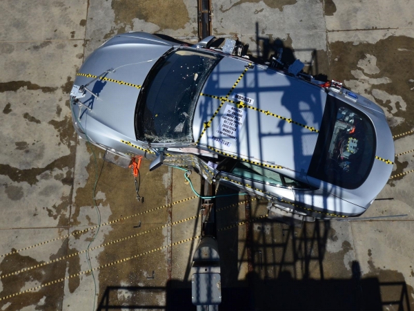 Tesla Model S podczas testu zderzeniowego NHTSA