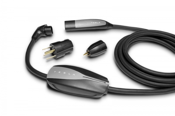 Tesla Model S (kabel i przejściówki do ładowania dla wersji północnoamerykańskiej