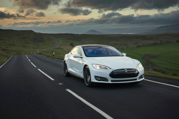 Tesla Model S (wersja dla ruchu lewostronnego)