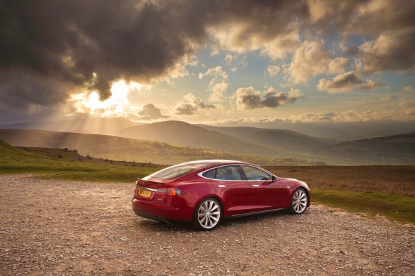 Tesla Model S (wersja dla ruchu lewostronnego)