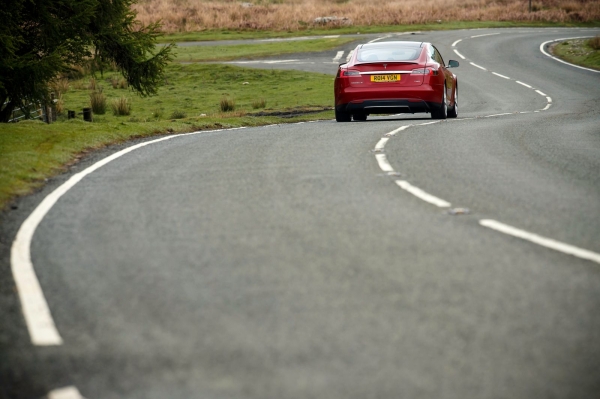 Tesla Model S (wersja dla ruchu lewostronnego)