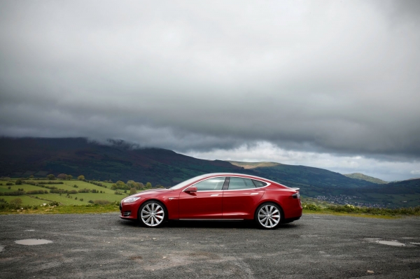 Tesla Model S (wersja dla ruchu lewostronnego)